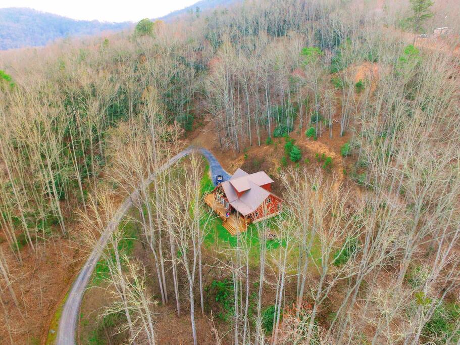 Secluded Log Cabin. Near Town. Pool Table. Hot Tub
