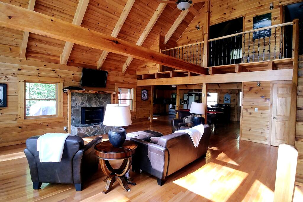 Secluded Log Cabin. Near Town. Pool Table. Hot Tub