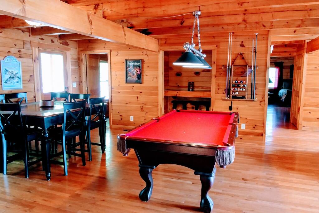 Secluded Log Cabin. Near Town. Pool Table. Hot Tub