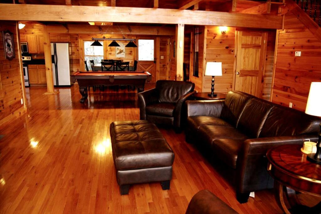 Secluded Log Cabin. Near Town. Pool Table. Hot Tub