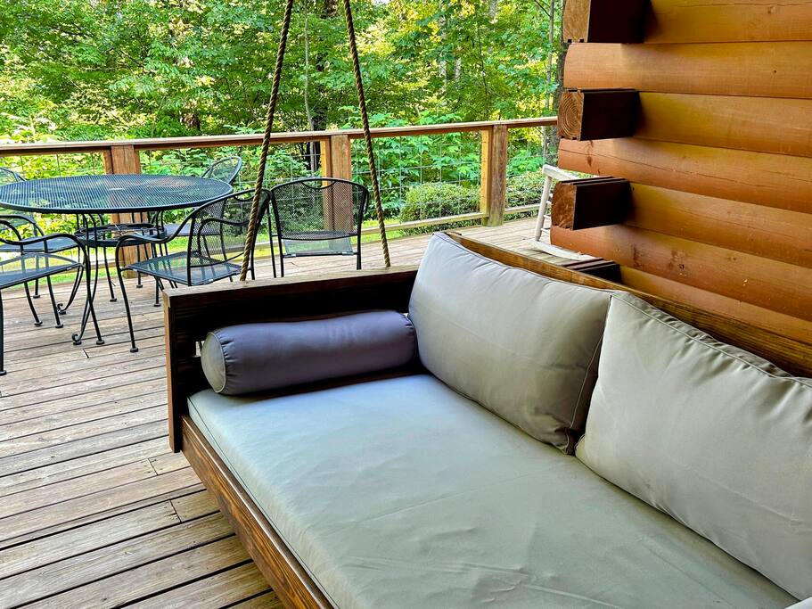 Secluded Log Cabin. Near Town. Pool Table. Hot Tub