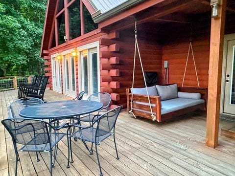 Spacious Cabin Escape | HotTub | Pool Table | Pets