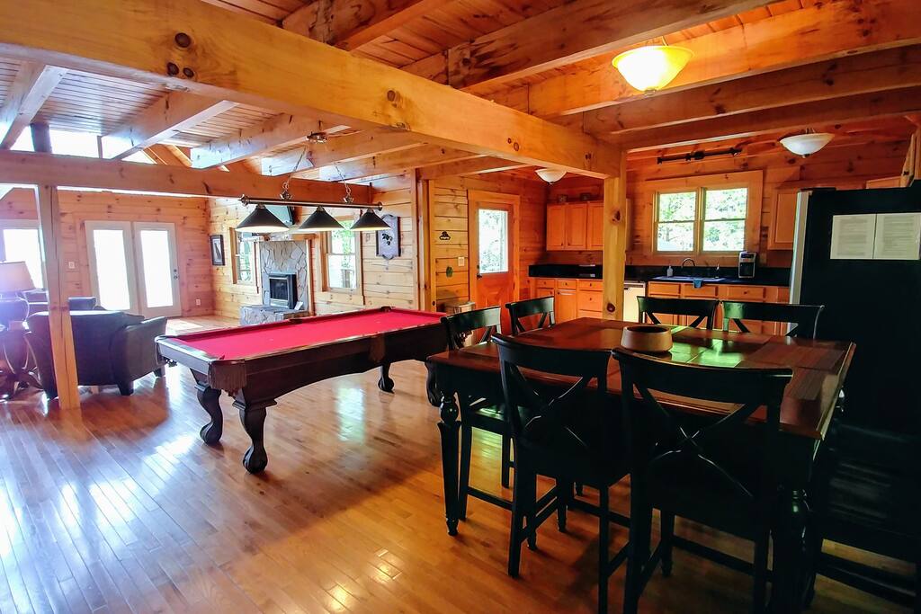 Secluded Log Cabin. Near Town. Pool Table. Hot Tub