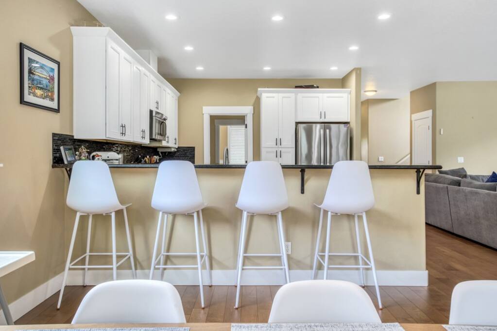 Spacious SE- A/C, Free Parking, toys, walk to food