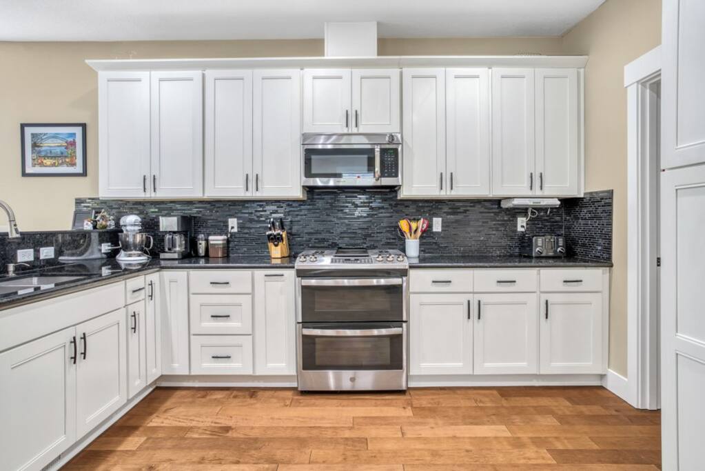 Spacious SE- A/C, Free Parking, toys, walk to food