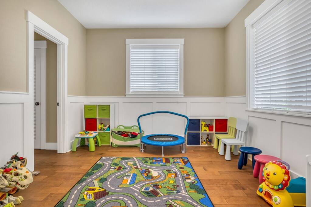 Spacious SE- A/C, Free Parking, toys, walk to food