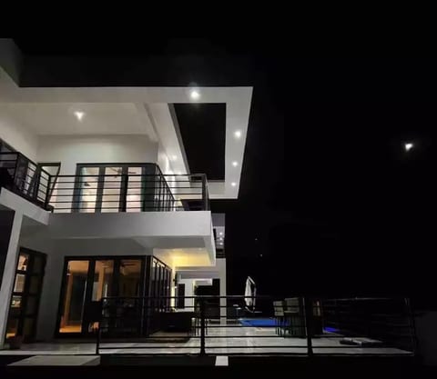 Serene, Stunning, and Modern. Villa Modere