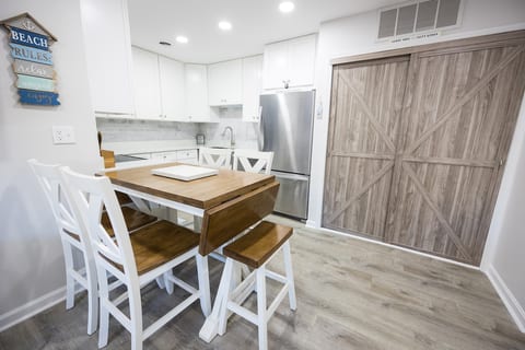 Freshly renovated ! Steps to outdoor pool & beach