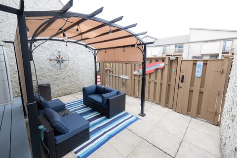 Freshly renovated ! Steps to outdoor pool & beach