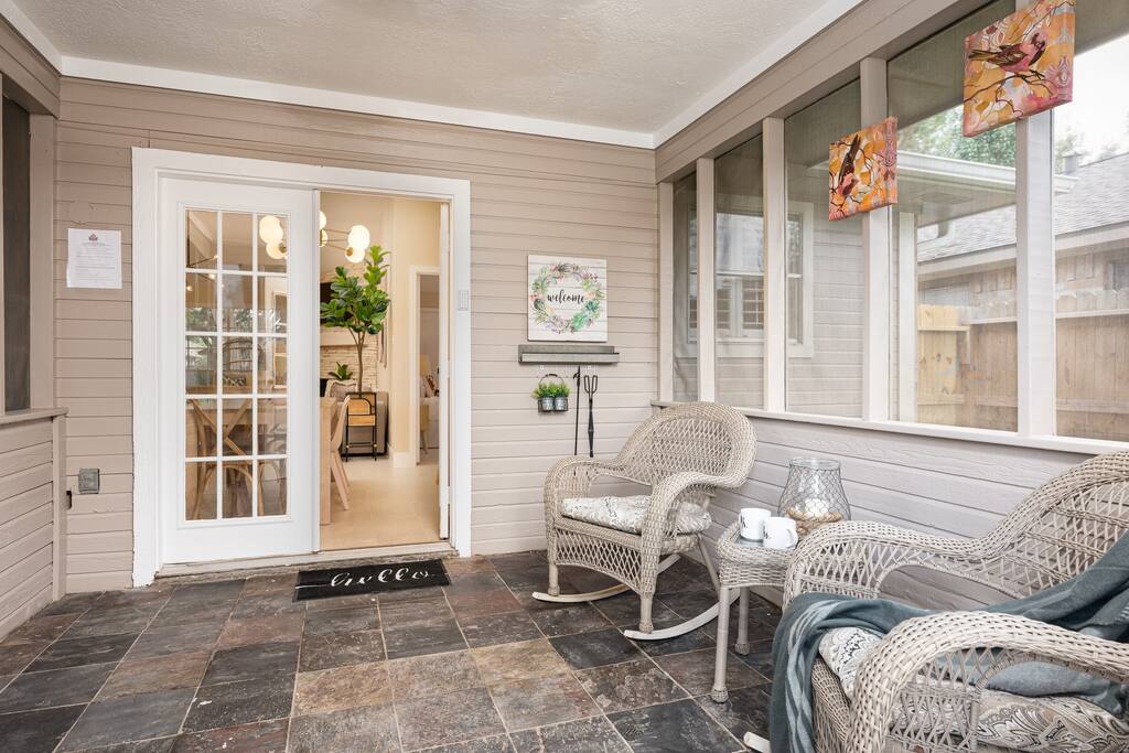 Relax as soon as you enter with a comfortable sofa seating arrangement at the entrance