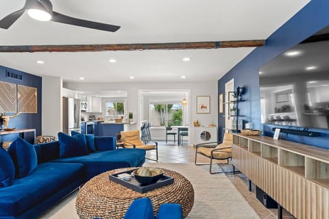 The main living space easily accommodates  8 plus people for watching your favorite movie, playing a game, chit chatting with your besties or relaxing after you hit the scene in Scottsdale!