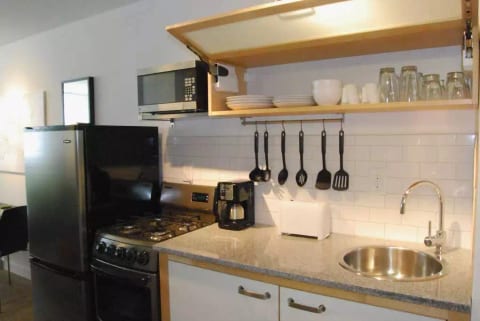 Studios On 25th - Premium Studio - Kitchen