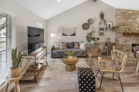 2BR Katy Retreat, Prime Location, Fast Wi-Fi - PVT
