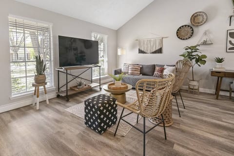 2BR Katy Retreat, Prime Location, Fast Wi-Fi - PVT