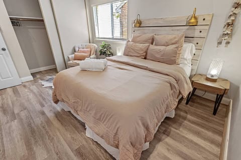 2BR Katy Retreat, Prime Location, Fast Wi-Fi - PVT