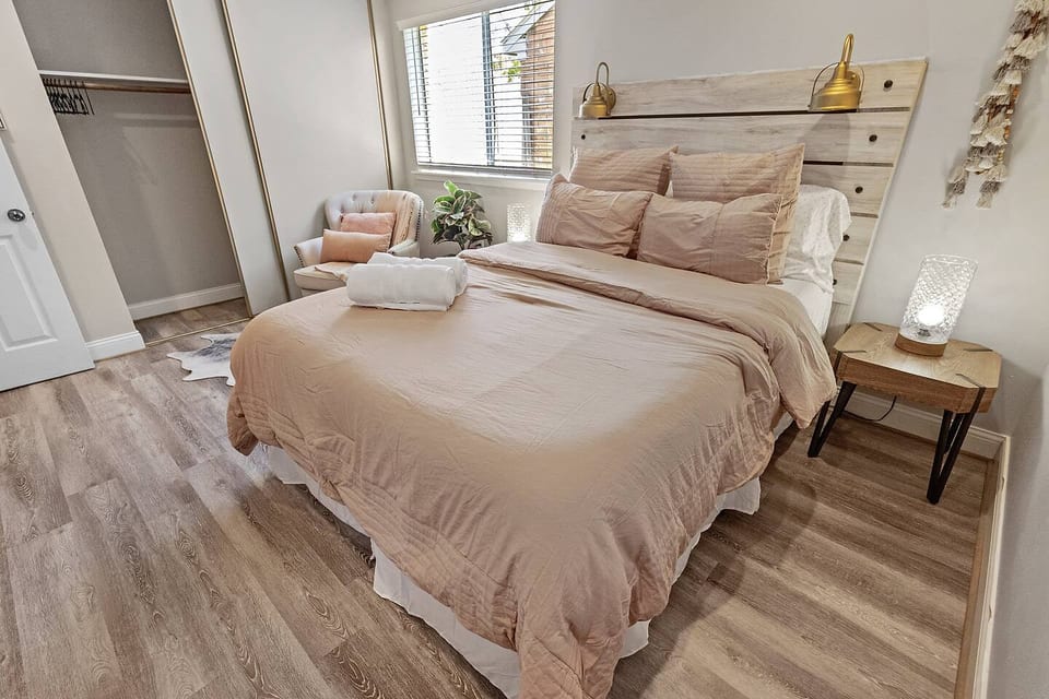 2BR Katy Retreat, Prime Location, Fast Wi-Fi - PVT - Katy