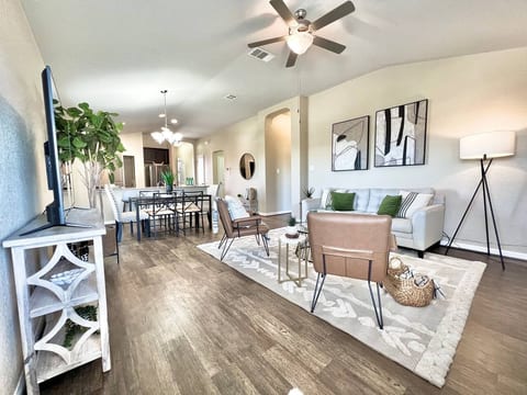 4B Home San Antonio| Prime Location, Fast Wi-Fi-SR