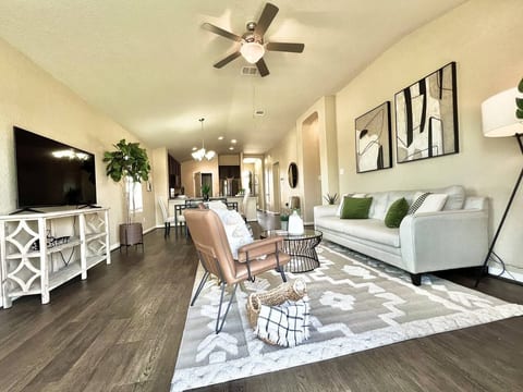 4B Home San Antonio| Prime Location, Fast Wi-Fi-SR