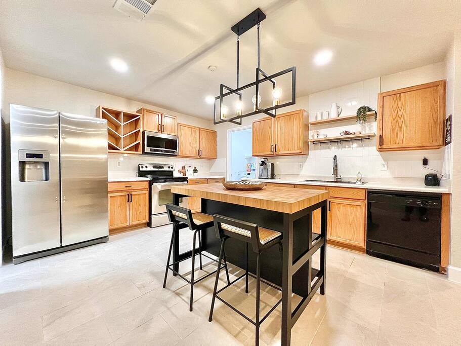 4BR Family Oasis | Prime Location, Fast Wi-Fi-TCF