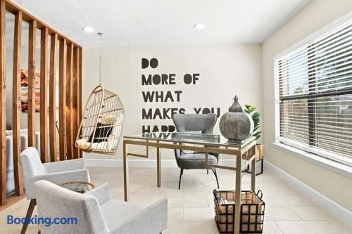 Spacious 4BR FamGetaway SpaShowers Modern Retreat - Converse