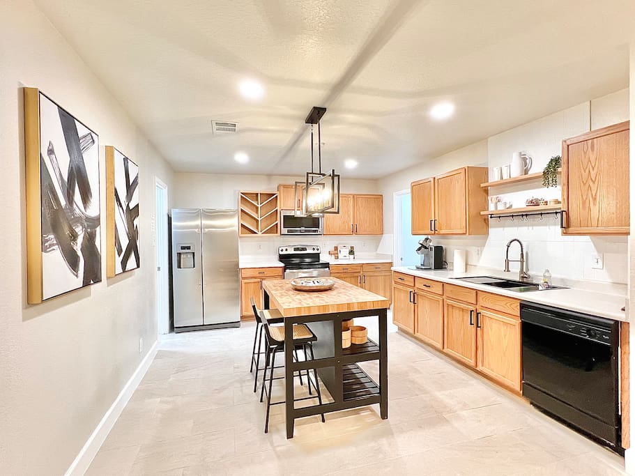 4BR Family Oasis | Prime Location, Fast Wi-Fi-TCF - Converse