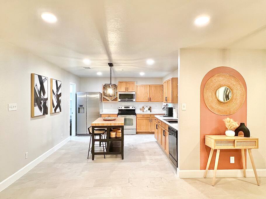 4BR Family Oasis | Prime Location, Fast Wi-Fi-TCF