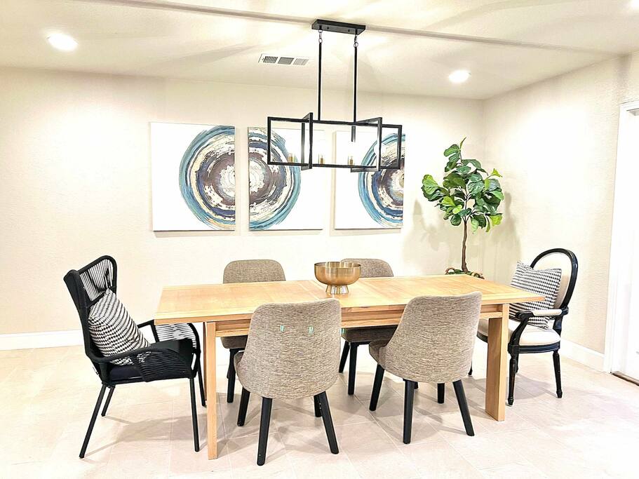 4BR Family Oasis | Prime Location, Fast Wi-Fi-TCF