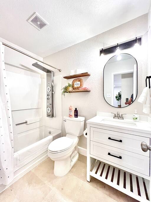 4BR Family Oasis | Prime Location, Fast Wi-Fi-TCF - Converse