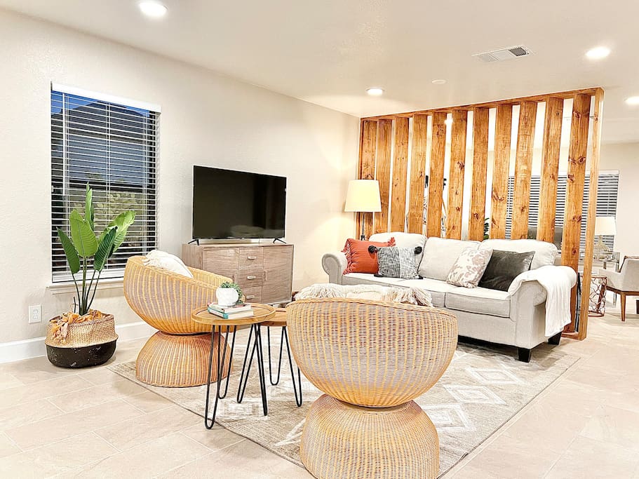 4BR Family Oasis | Prime Location, Fast Wi-Fi-TCF - Converse