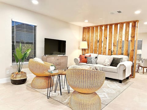 Spacious 4BR FamGetaway SpaShowers Modern Retreat