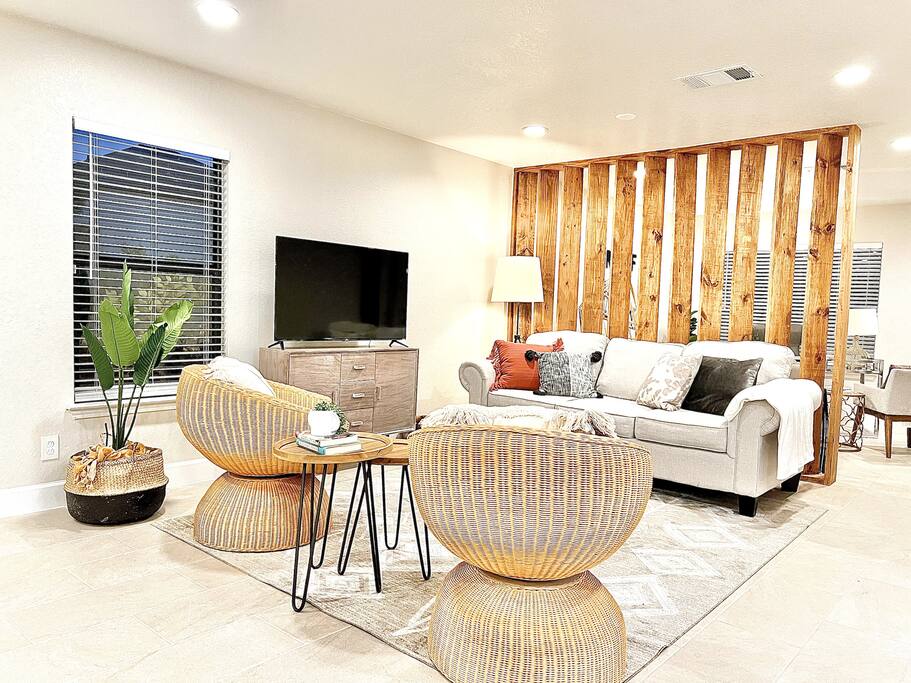 4BR Family Oasis | Prime Location, Fast Wi-Fi-TCF