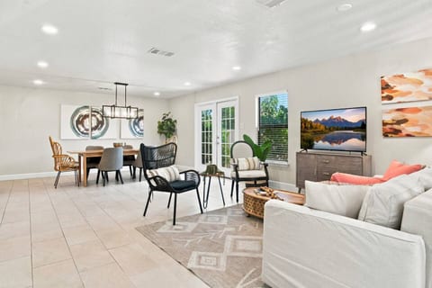 Spacious 4BR FamGetaway SpaShowers Modern Retreat