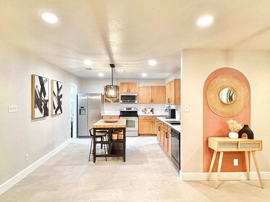 4BR Family Oasis | Prime Location, Fast Wi-Fi-TCF