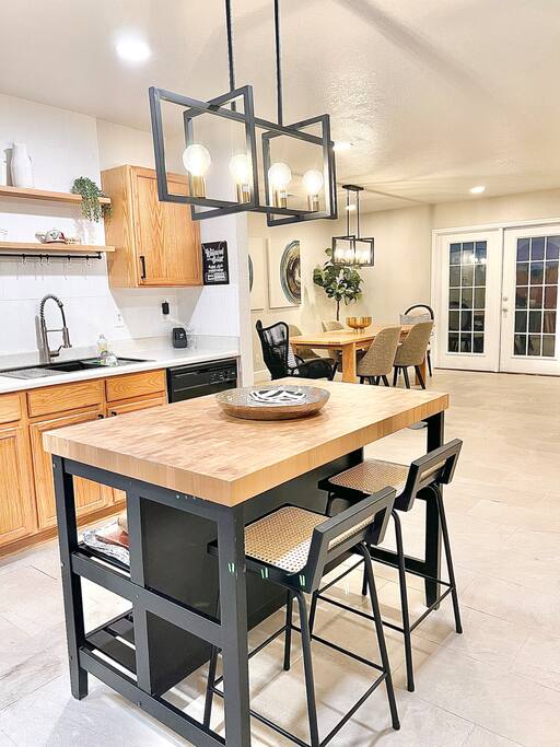 A cozy central seating area with a table in the kitchen, perfect for quick meals, family conversations, or a relaxing break - 4BR Family Oasis | Prime Location, Fast Wi-Fi-TCF - Converse