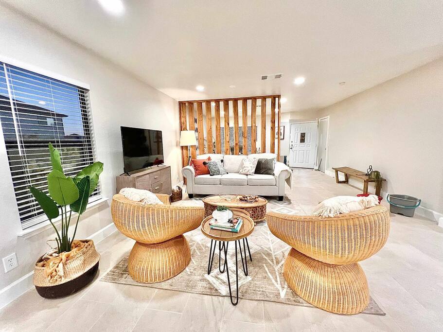 4BR Family Oasis | Prime Location, Fast Wi-Fi-TCF