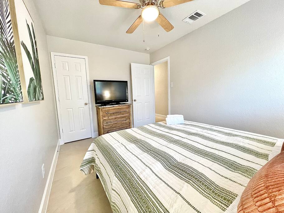 A comfortable bedroom with a TV, perfect for lounging and catching up on your favorite shows in a cozy setting - 4BR Family Oasis | Prime Location, Fast Wi-Fi-TCF - Converse