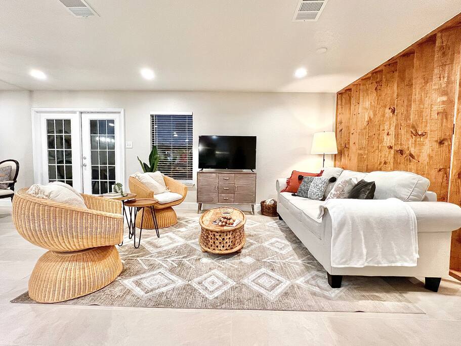 4BR Family Oasis | Prime Location, Fast Wi-Fi-TCF