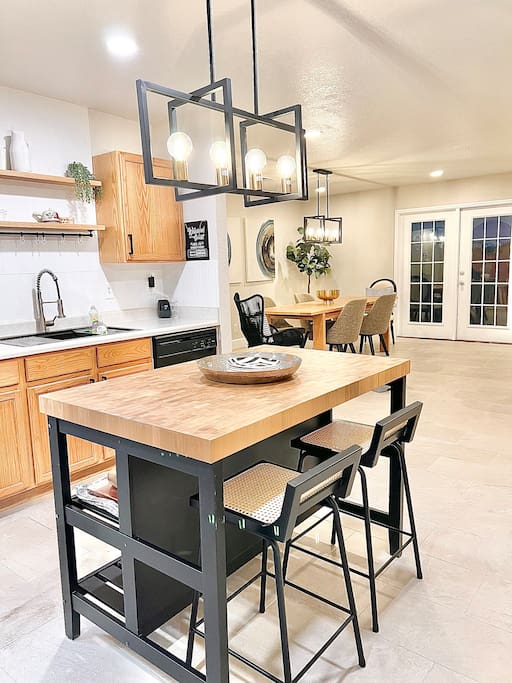 4BR Family Oasis | Prime Location, Fast Wi-Fi-TCF - Converse