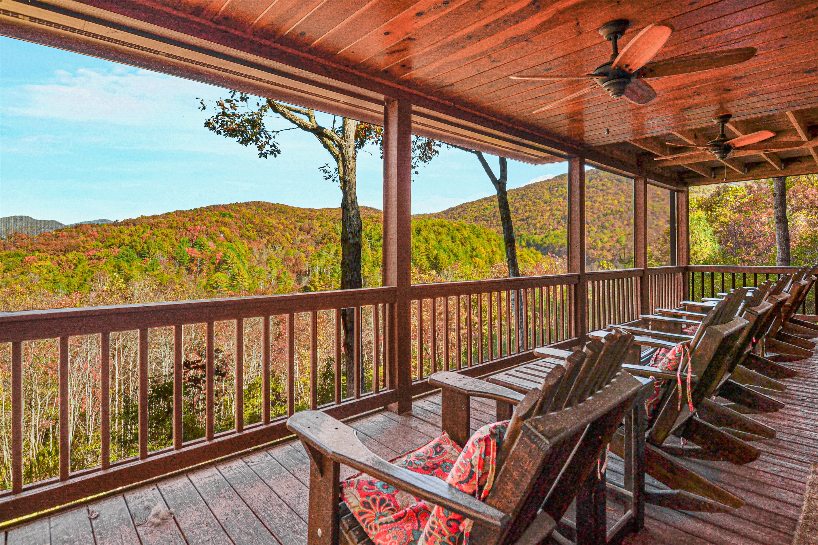 Relax and unwind on our serene screened-in porch. Take a seat in our rocking chairs, breathe in the fresh mountain air, and soak in the breathtaking views that stretch out before you. 🏔️🌿