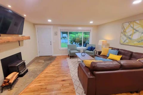 3-bdrm home with office! Pet Friendly! *Unit A*