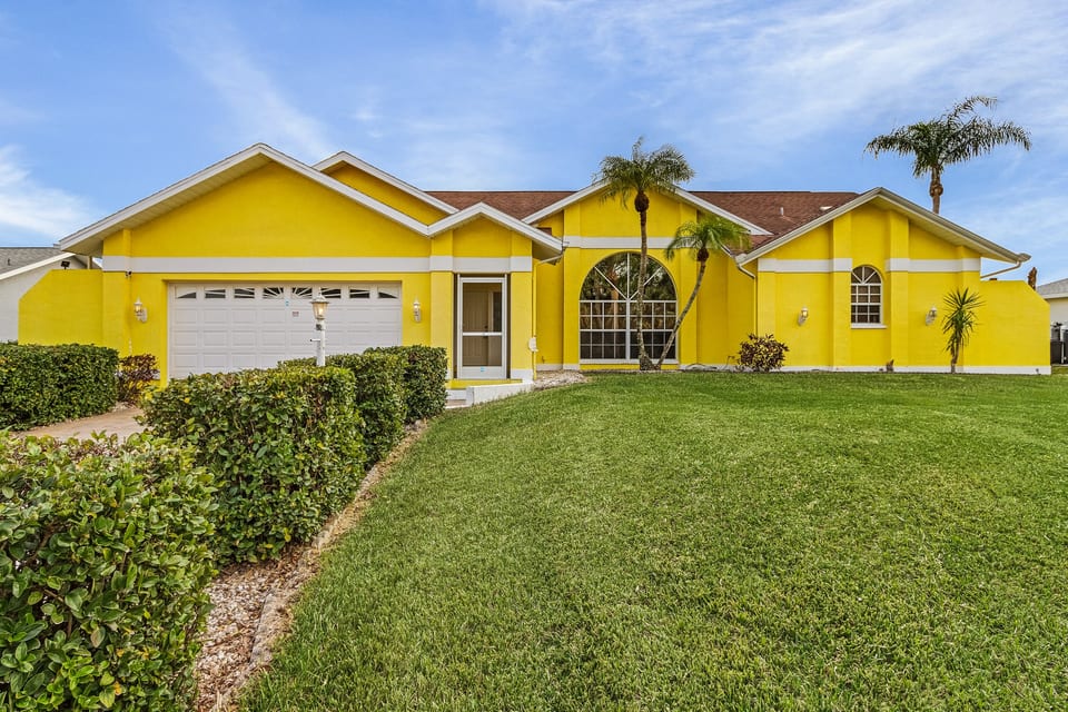 The Yellow Vacation Home | Heated Pool & Spa - Lehigh Acres
