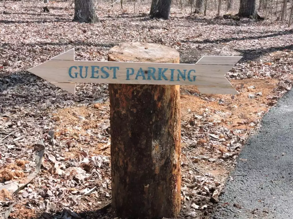 Guest parking. Guest parking. - Deer Hideout Retreat - Palmyra