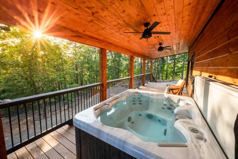Relaxing Waterfall Retreat/Hot Tub/Family Cabin