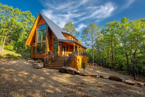 Relaxing Waterfall Retreat/Hot Tub/Family Cabin