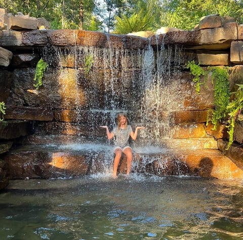 Relaxing Waterfall Retreat/Hot Tub/Family Cabin