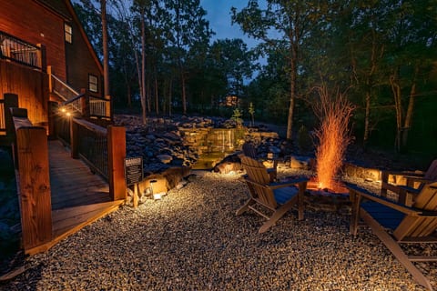 Relaxing Waterfall Retreat/Hot Tub/Family Cabin
