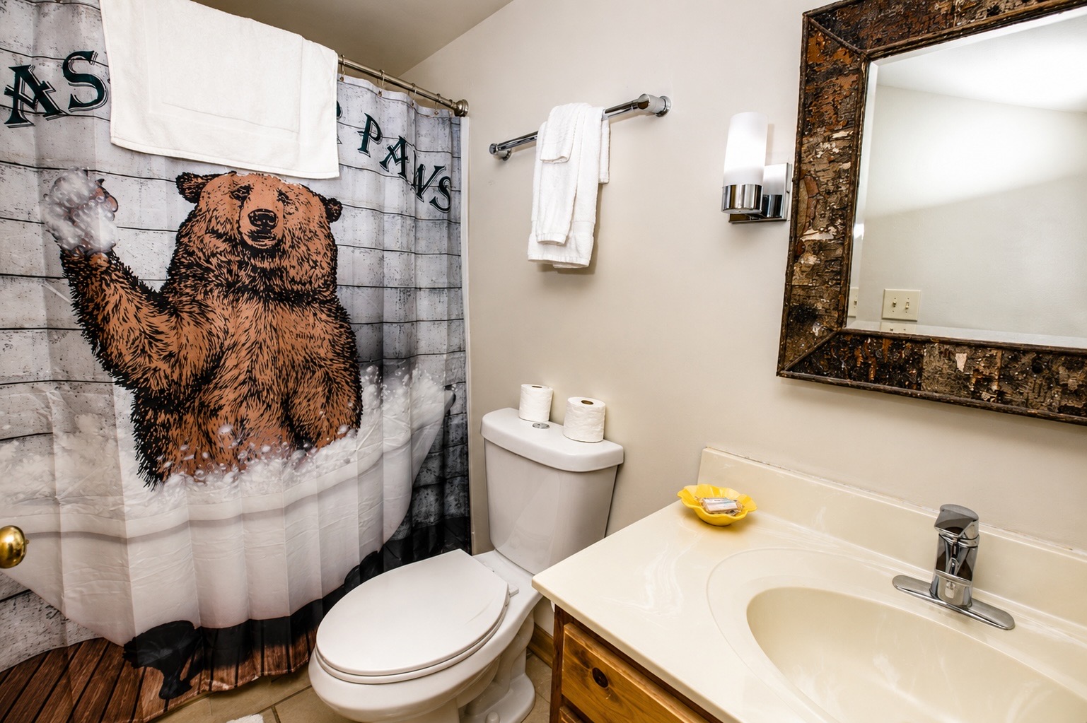 Main level full bath (tub/shower)