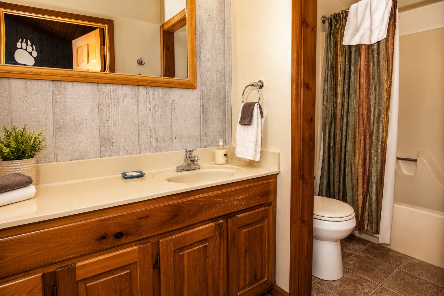 Upstairs full bath (tub/shower)