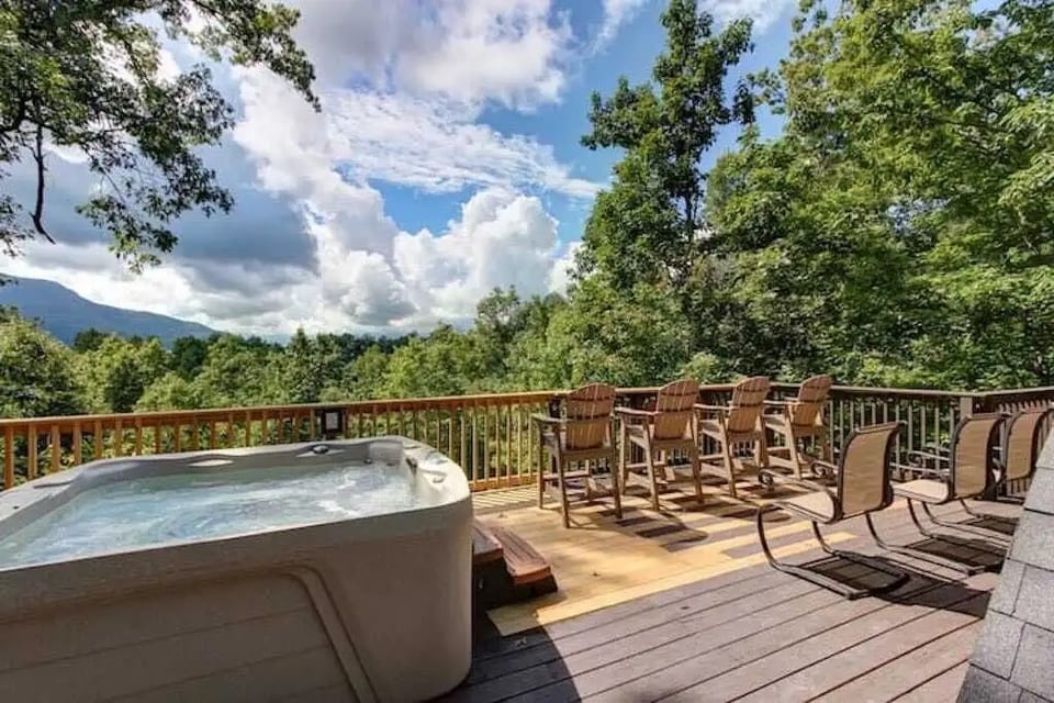 Hot tub on deck overlooking the view
