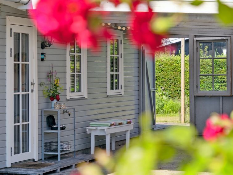 thomas-120m-from-the-sea/